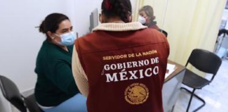Servidora de la Nación entrega tarjeta Bienestar a un adulto mayor