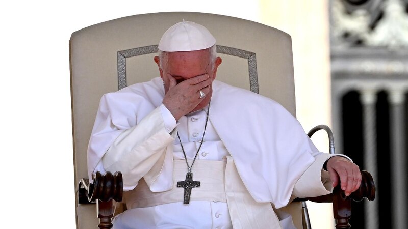 El Papa Francisco llora durante una ceremonia en el Vaticano