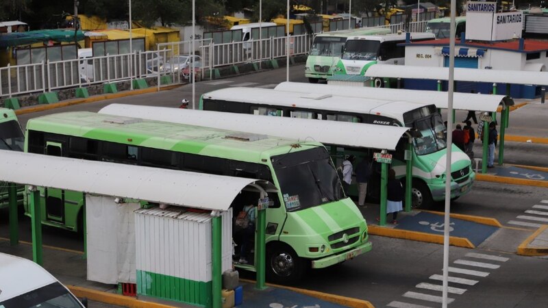 Autobuses en una estación de autobuses