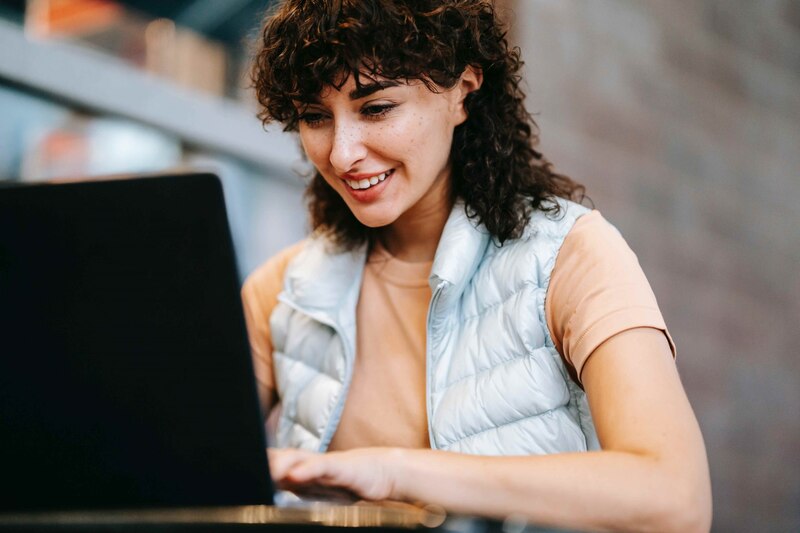 Mujer joven usando una computadora portátil