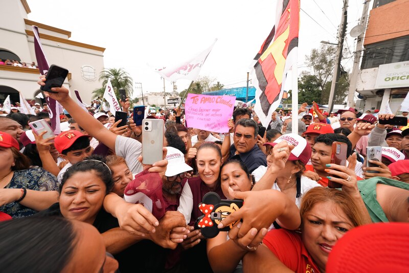 Claudia Sheinbaum, candidata de Morena a la presidencia de México, saluda a sus simpatizantes.