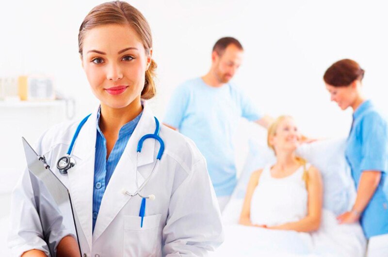 Doctora con paciente en la cama