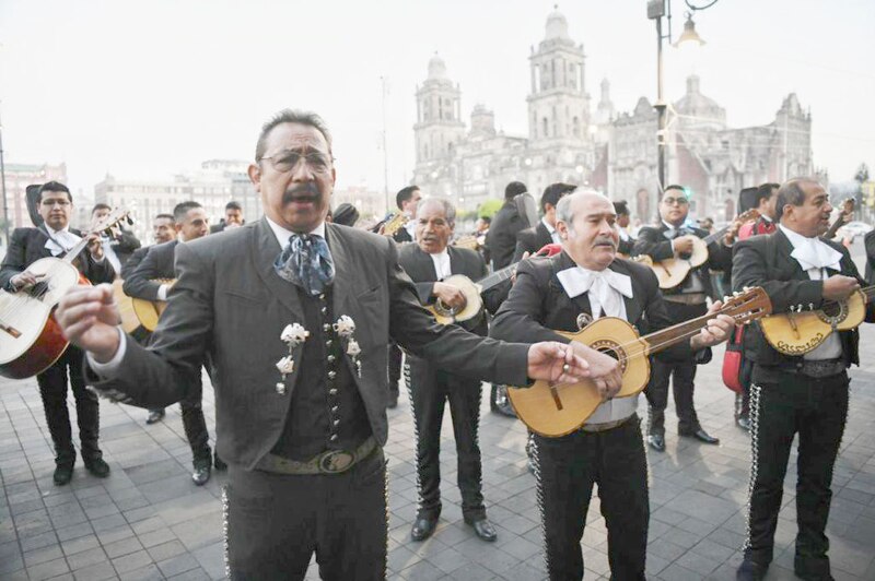 Mariachis tocando en la calle
