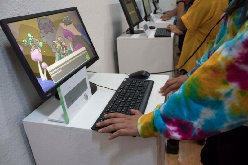 Niña usando una computadora