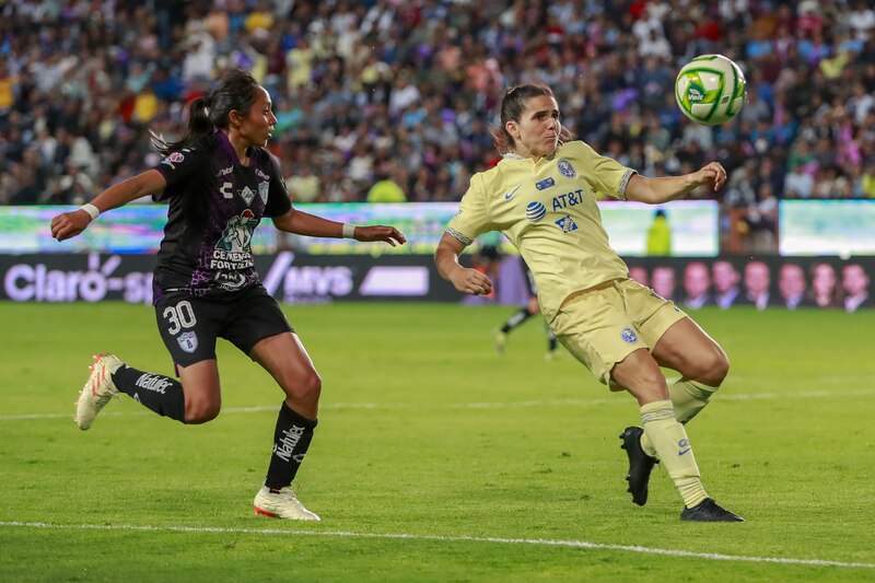 Jugadoras de fútbol femenil en un partido