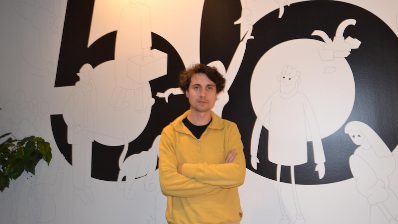 El artista español Pablo Alarcón en la inauguración de su exposición en Madrid