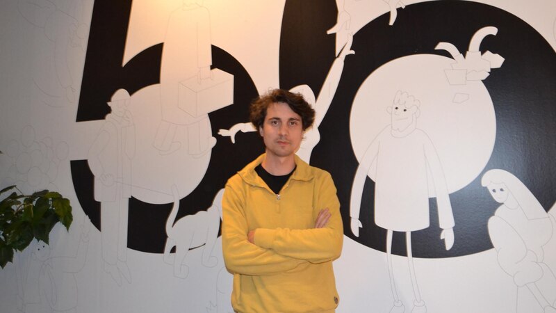 El artista español Pablo Alarcón en la inauguración de su exposición en Madrid