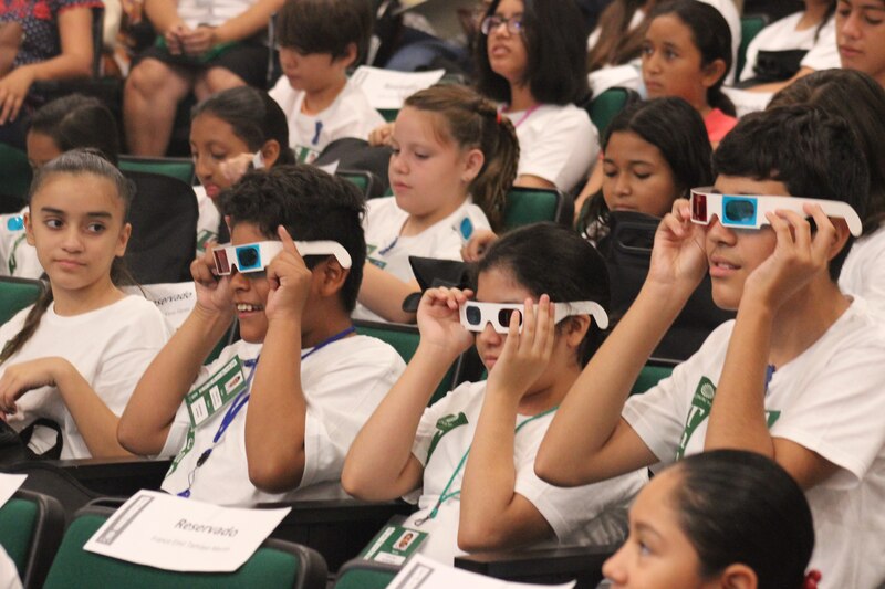 Niños viendo una película en 3D