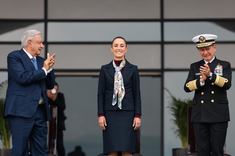 Presidenta de Chile, Michelle Bachelet, junto a otras autoridades en ceremonia oficial.