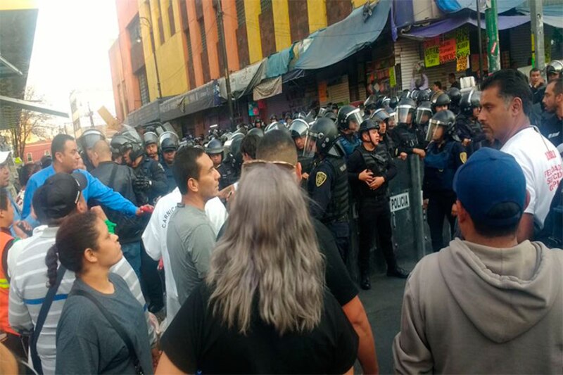 Enfrentamiento entre policías y comerciantes en el mercado de Sonora