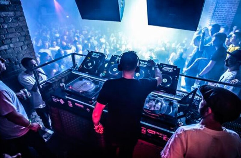 DJ tocando en una discoteca