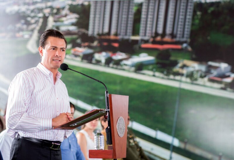 El presidente de México, Enrique Peña Nieto, da un discurso durante la inauguración de una carretera en el Estado de México.