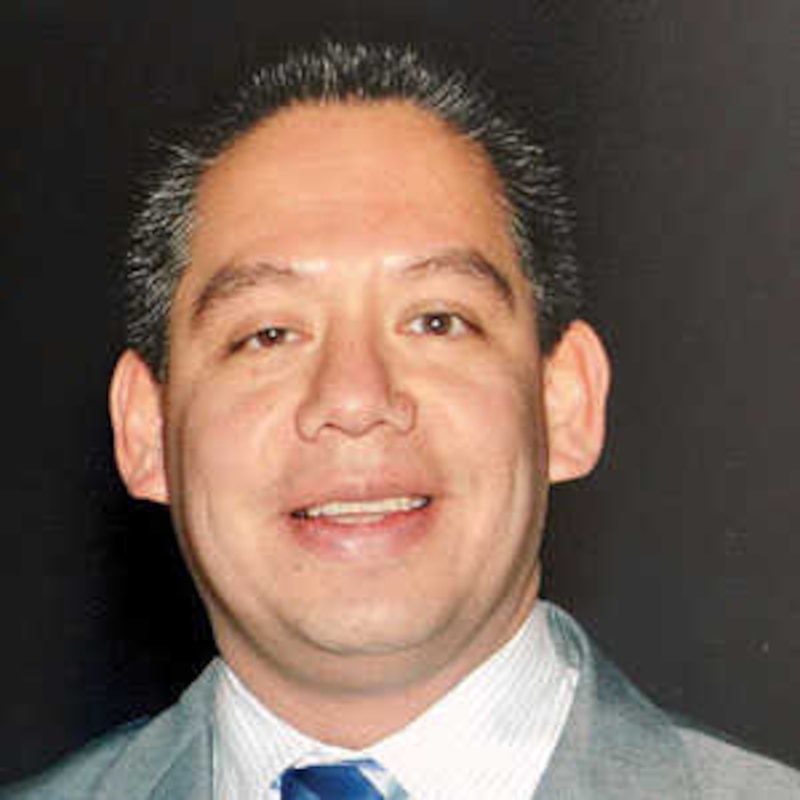 El Dr. Juan García, un médico de familia en la ciudad de Nueva York, es un ejemplo de cómo los médicos pueden usar las redes sociales para conectarse con sus pacientes y brindarles información sobre salud.