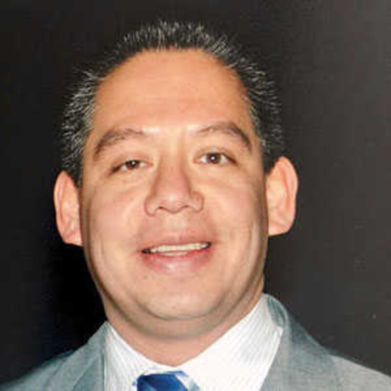 El Dr. Juan García, un médico de familia en la ciudad de Nueva York, es un ejemplo de cómo los médicos pueden usar las redes sociales para conectarse con sus pacientes y brindarles información sobre salud.