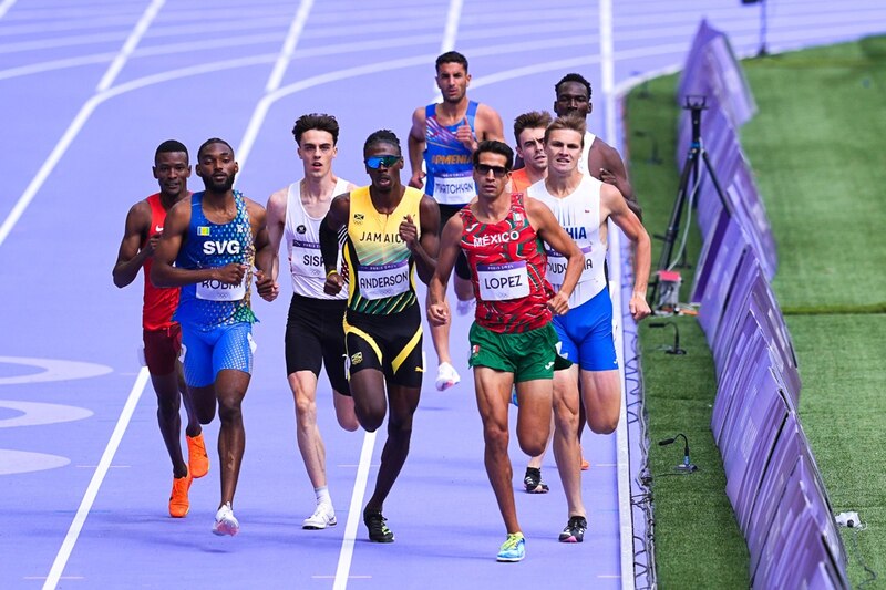 Atletas olímpicos en la pista de atletismo