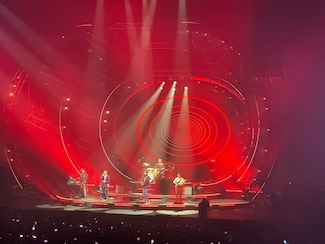 Enjambre en el Palacio de los Deportes: un viaje de nostalgia y renovación que conquistó la CDMX