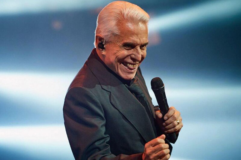 El cantante español Raphael actúa en concierto.