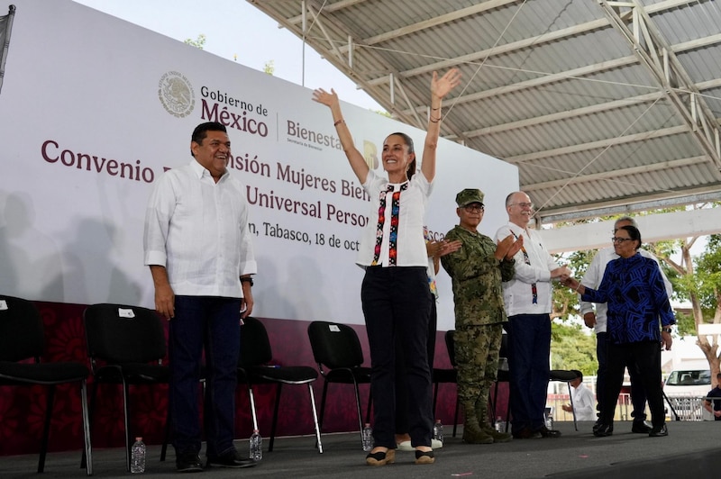 Claudia Sheinbaum, presidenta de México, encabezó el evento protocolario de la "Pensión Mujeres Bienestar" y convenio "Pensión Universal para Personas con Discapacidad". La acompaña: Javier May Rodríguez, gobernador de Tabasco, y Ariadna Montiel