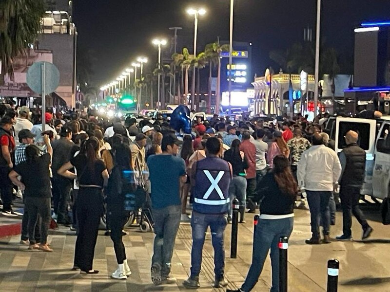 Multitud de personas camina por la calle en una noche de verano