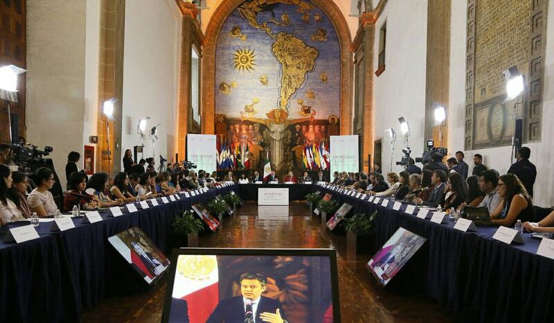 Reunión de trabajo con televisor en primer plano