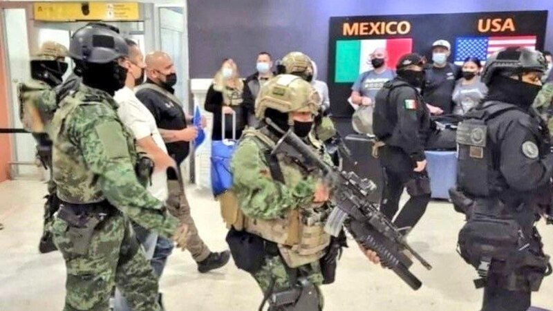 Soldados mexicanos y estadounidenses en el aeropuerto de la Ciudad de México