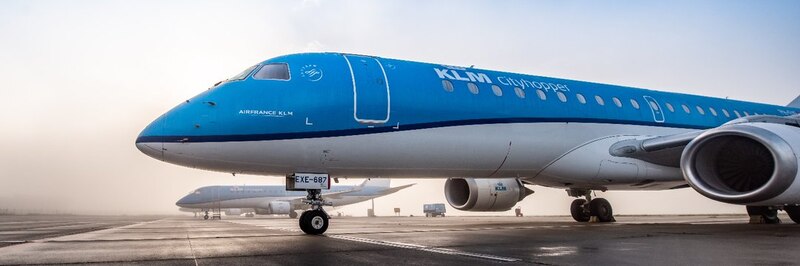 Un avión de KLM en la pista de despegue