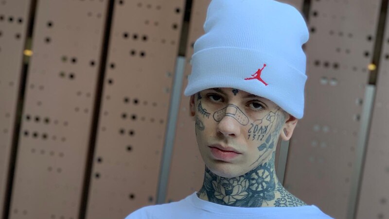 Joven con un gorro blanco de Jordan