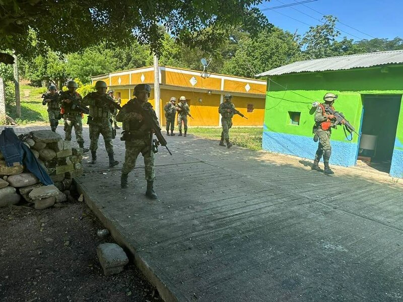 Militares en una comunidad rural