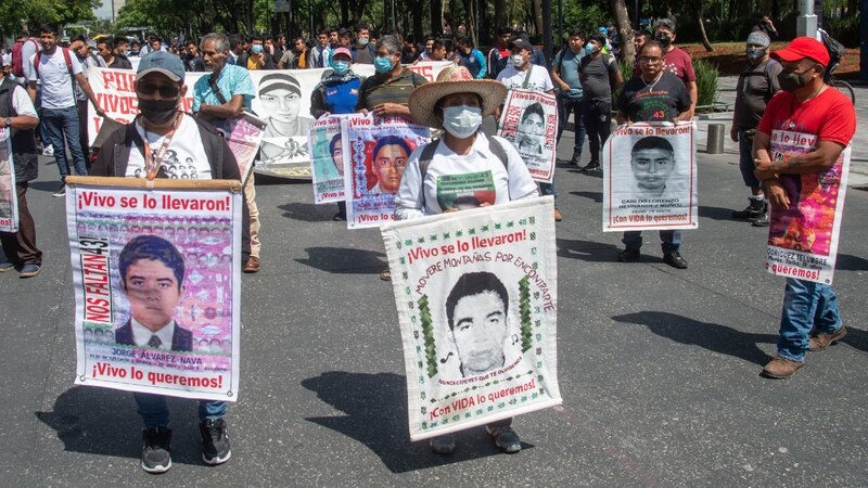 Title: Marcha por los 43 estudiantes desaparecidos de Ayotzinapa