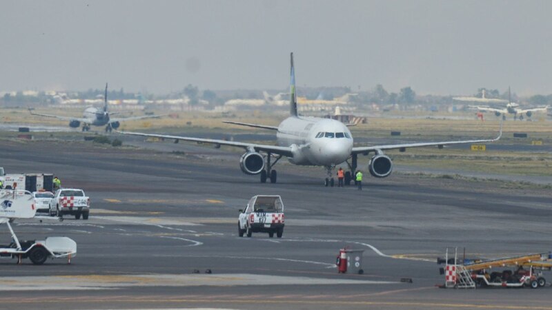 Un avión de pasajeros en la pista de aterrizaje
