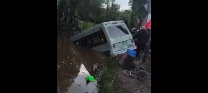 Autobús atascado en el barro