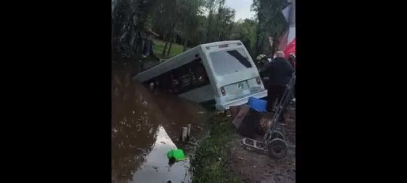 Autobús atascado en el barro