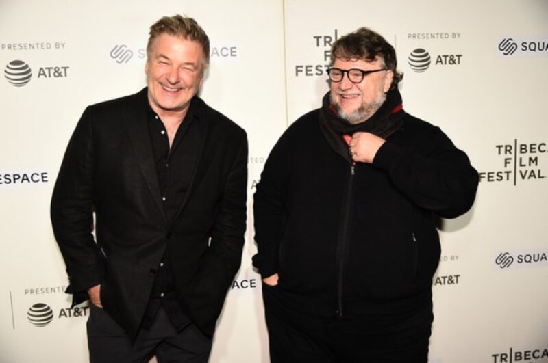 Los actores Alec Baldwin y Guillermo del Toro asisten al Festival de Cine de Tribeca 2018.