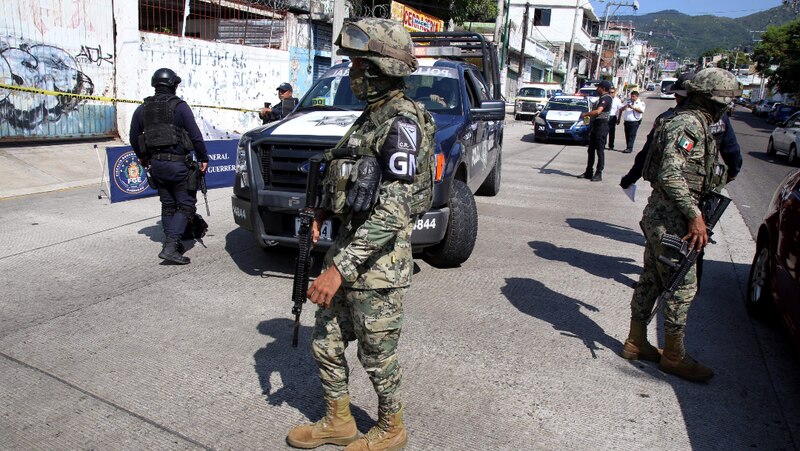 Militares mexicanos patrullan una calle en una ciudad mexicana.