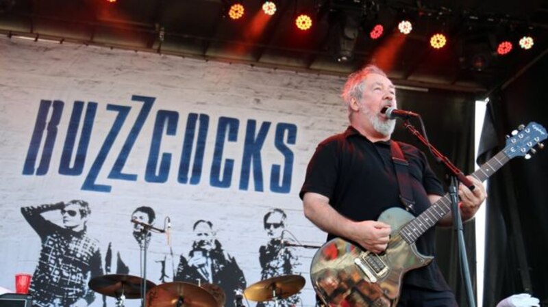 El vocalista de Buzzcocks, Pete Shelley, actúa en directo.