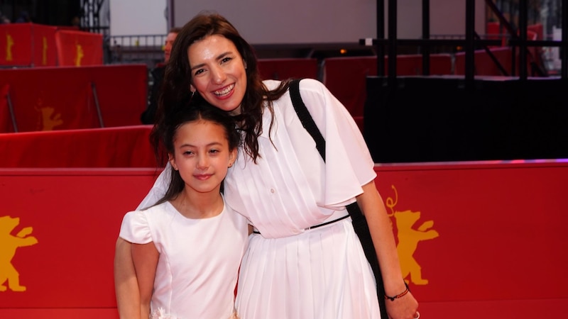 La actriz española Penélope Cruz y su hija Luna en la alfombra roja del Festival de Cine de Berlín.