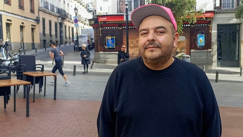 Un hombre con una gorra rosa