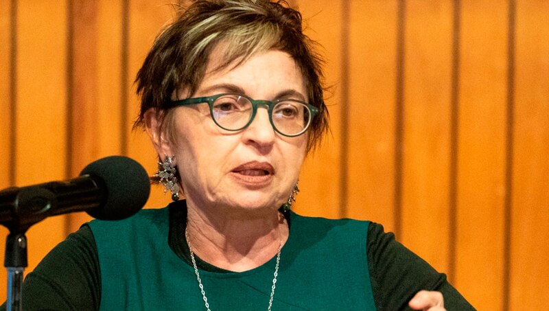 La escritora Elena Ferrante habla en un evento literario.