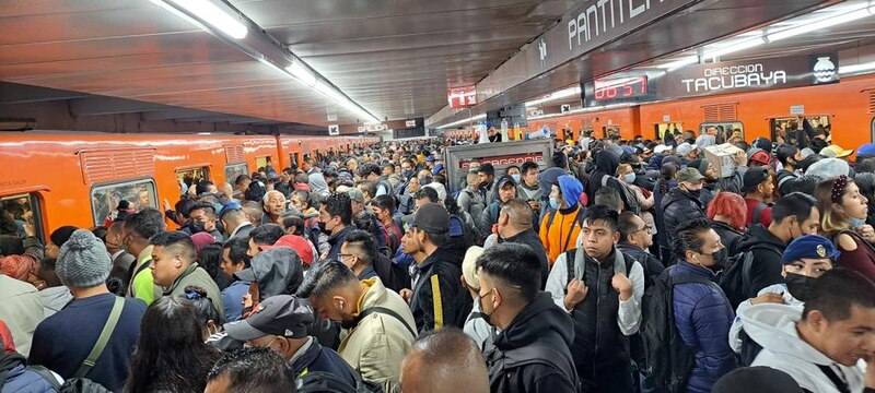 Un vagón del metro de la Ciudad de México atestado de gente