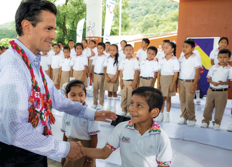 El Presidente Enrique Peña Nieto saluda a un niño durante una visita a una escuela en Chiapas.