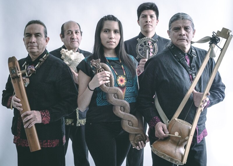Grupo de música andina tocando instrumentos tradicionales