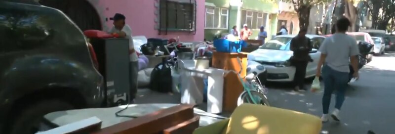 Vecinos se unen para limpiar la calle de basura