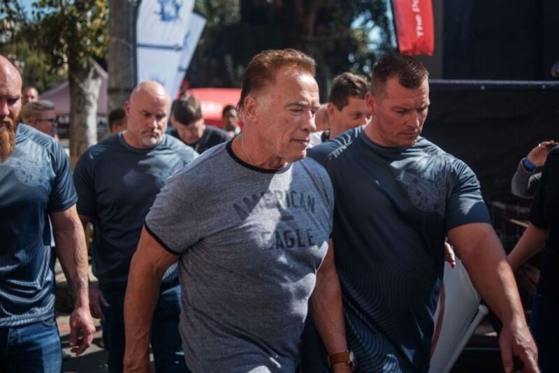 Arnold Schwarzenegger y Randy Couture caminan juntos