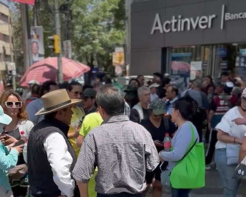 Multitud de personas en una calle de la ciudad