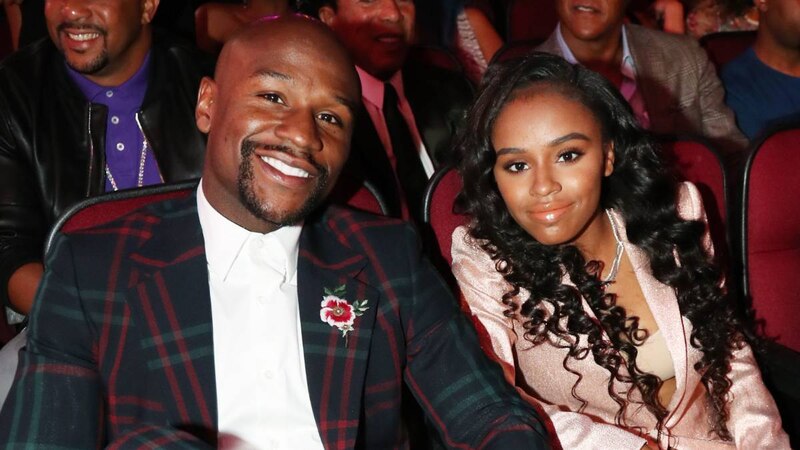 Floyd Mayweather y su hija Yaya asisten a un evento deportivo