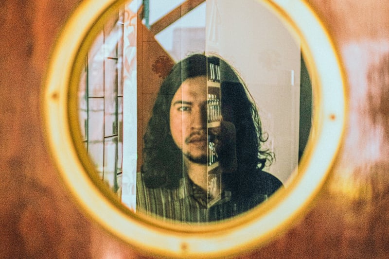 El cantautor de Michoacán Rafa Arreguín presenta su nuevo álbum, Reflexiones y Delirios Musicalizados.