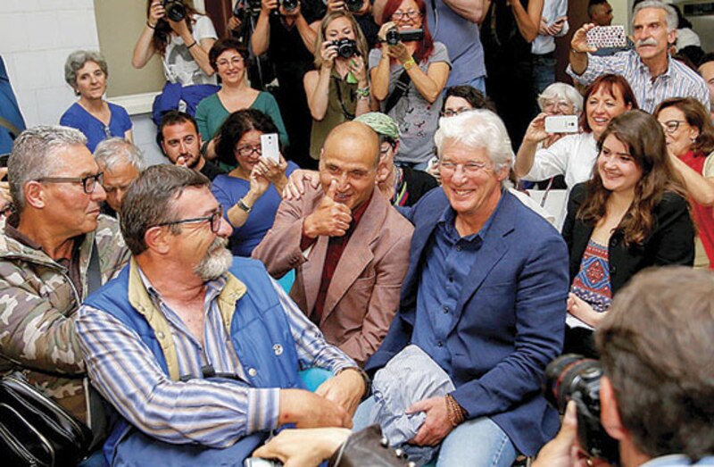El expresidente Bill Clinton saluda a sus seguidores