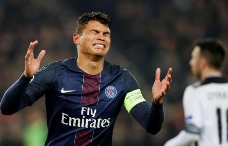 Neymar se lamenta tras la derrota del PSG ante el Real Madrid
