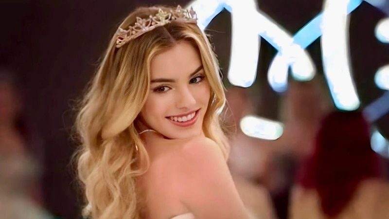 La modelo española, María Pedraza, deslumbra con su belleza en la alfombra roja.