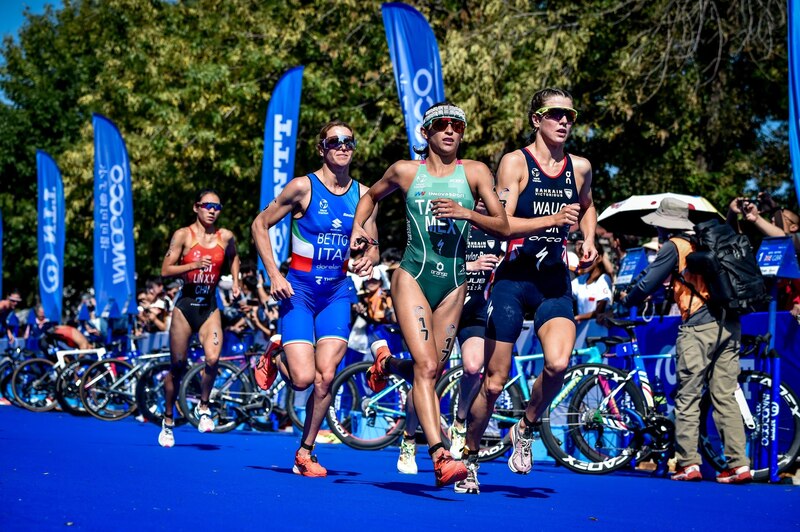Triatletas corriendo en una carrera
